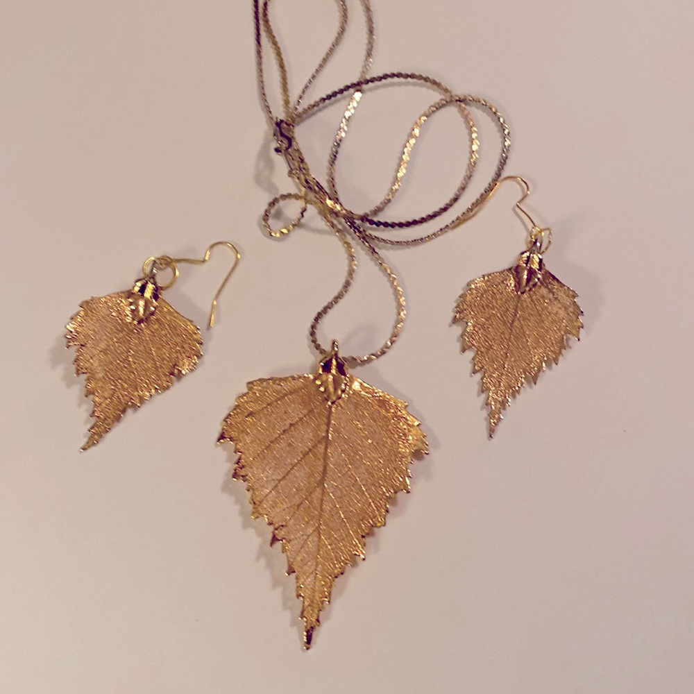 Gold tone necklace and matching earrings
